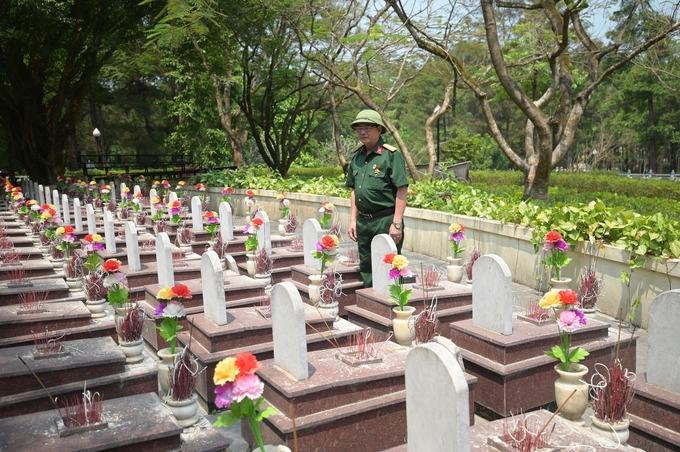 Viếng mộ liệt sĩ trên Nghĩa trang liệt sĩ quốc gia Trường Sơn. Ảnh: Tùng Đinh.