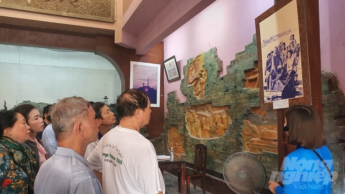 Hai bức ảnh Nụ cười chiến thắng và Nụ cười của lão ngư dân Triệu Phong được treo trang trọng tại Bảo tàng Thành cổ. Ảnh: Trung Dũng.