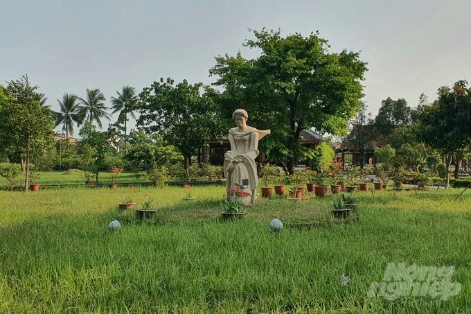 Bức phù điêu có tên gọi: 'Mẹ xin' trong Thành cổ...