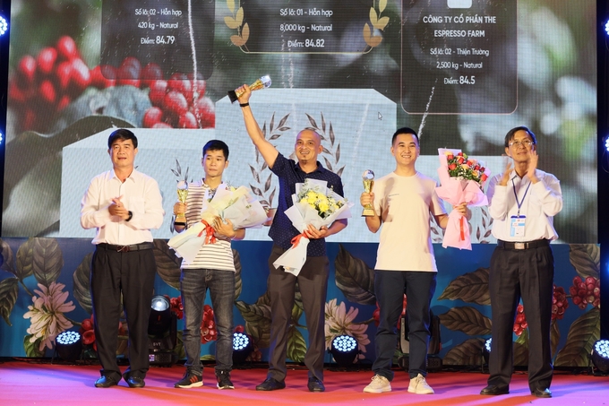 Representatives of units winning the top 3 robusta specialty coffee in 2024. Photo: Quang Yen.