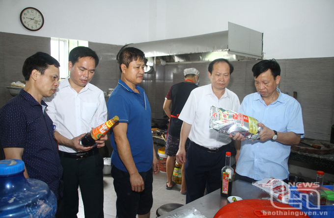 Đoàn kiểm tra liên ngành số 3 tỉnh Thái Nguyên kiểm tra một cơ sở kinh doanh dịch vụ ăn uống tại phường Ba Hàng, TP. Phổ Yên. Ảnh: Báo Thái Nguyên.