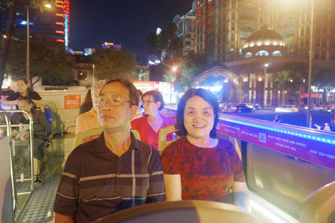 Với thời tiết nắng nóng như hiện nay, nhiều người dân TP.HCM và du khách lựa chọn tour xe buýt mui trần 2 tầng ngắm thành phố về đêm. Ảnh: Nguyễn Thủy.