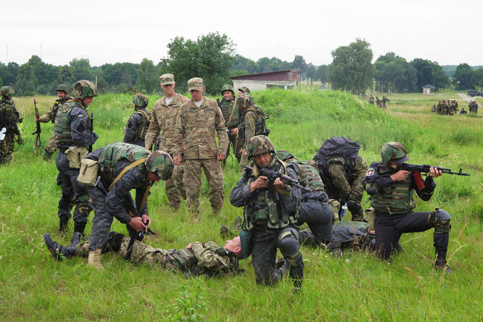 Các binh sĩ Mỹ huấn luyện cho lực lượng vệ binh quốc gia Ukraine. Ảnh: NPR.
