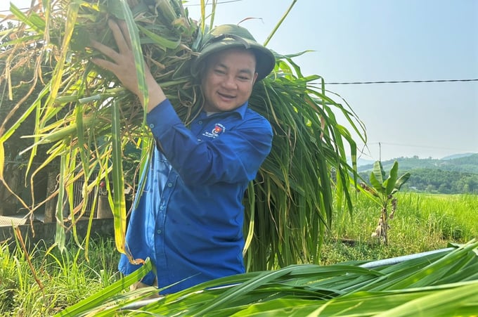 Dù thời tiết khắc nghiệt song bà con nông dân huyện Hương Sơn, Hà Tĩnh vẫn phải ra đường, xuống đồng chật vật mưu sinh. Ảnh: Thanh Nga.