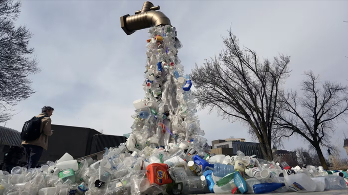 Tác phẩm 'Vòi nhựa khổng lồ' bên ngoài phiên họp thứ 4 của Ủy ban đàm phán liên Chính phủ về ô nhiễm nhựa của Liên hợp quốc tại Ottawa, Canada.