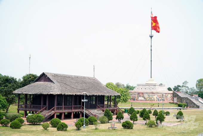 Cột cờ giới tuyến nằm phía Bắc sông Bến Hải thuộc xã Hiền Thành ngày nay chính là nơi đặt trụ sở của Tổ giám sát Quốc tế 76 về việc thực thi Hiệp định GENÈVE. Ảnh: Võ Dũng.