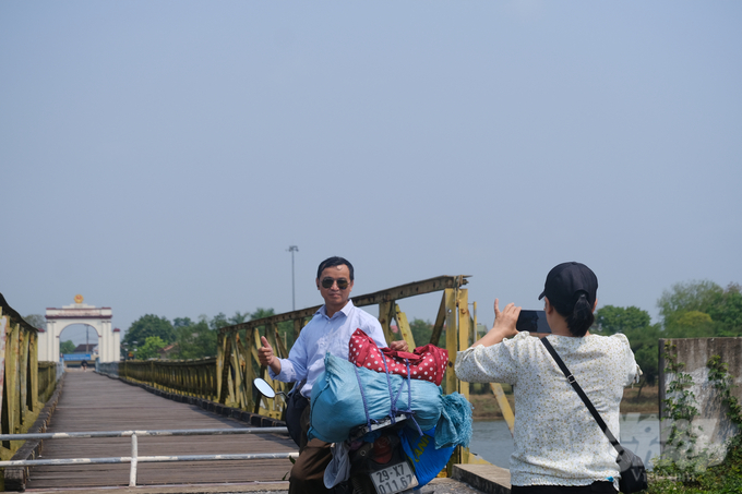 Lần đầu tiên, vợ chồng anh Nguyễn Đình Thái được đặt chân lên cây cầu Hiền Lương.
