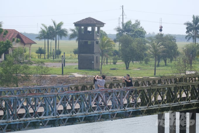 Điểm chính giữa của cây cầu là vạch sơn phân cách tạm thời của hai miền theo Hiệp định Geneve. Ảnh: Kiên Trung.