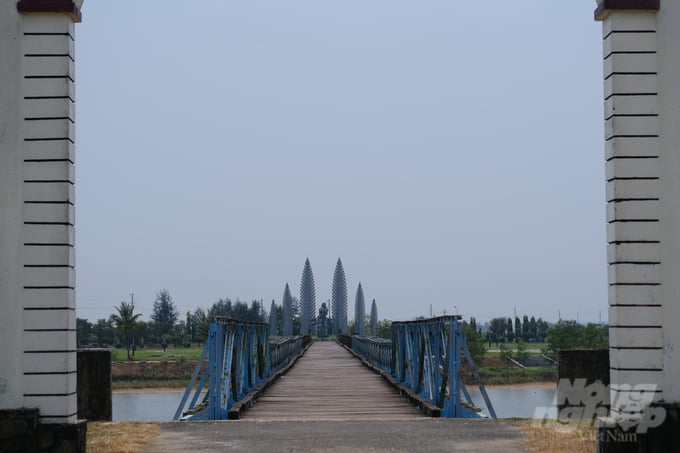 Nhịp cầu đầu tiên của cầu Hiền Lương nhìn từ bờ Bắc. Ảnh: Kiên Trung.
