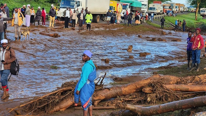 Người dân tụ tập trên một tuyến đường chính sau vụ vỡ đập ở thị trấn Mai Mahiu, hạt Nakuru, Kenya, hôm 29/4. Ảnh: AP.
