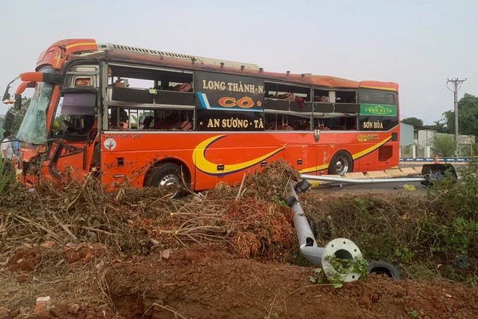 Vụ tai nạn giao thông giữa 2 xe khách tại đường tránh quốc lộ 25 qua địa bàn thị trấn Chư Sê, tỉnh Gia Lai khiến 1 người tử vong và nhiều người bị thương.