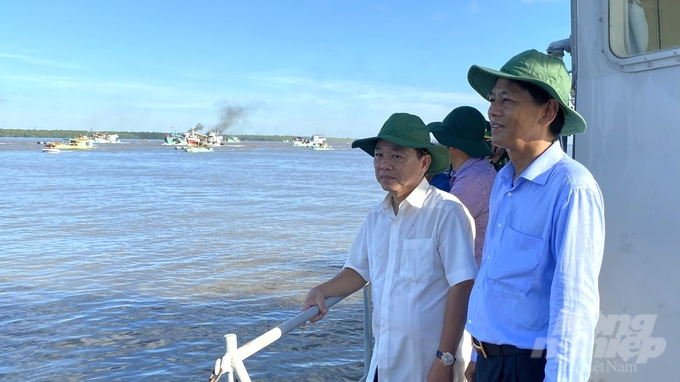 Ông Lâm Văn Mẫn, Bí thư Tỉnh ủy Sóc Trăng tham gia hoạt động diễu hành tại cửa biển Trần Đề đón chào Lễ hội Nghinh Ông Nam Hải. Ảnh: Tuấn Phi.