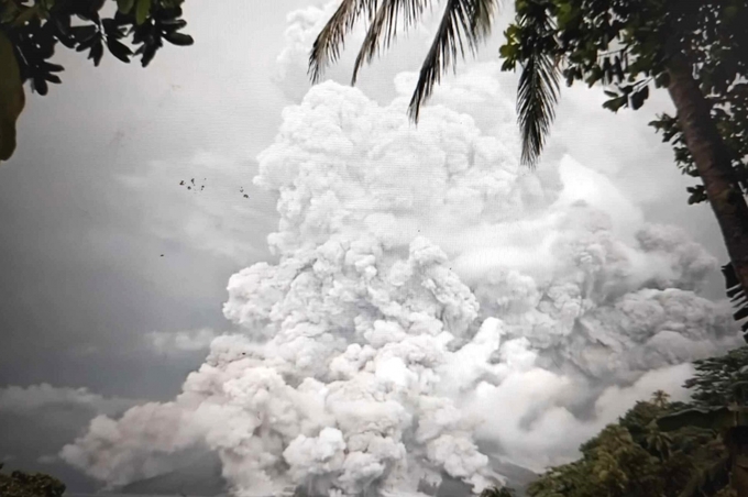 Núi lửa Ruang phun trào những đám mây tro bụi cao tới 5.000 mét ngày 30/04. Ảnh: PVMBG.