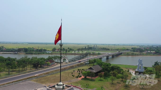 Cầu Hiền Lương bắc qua dòng sông Bến Hải. Ảnh: Tùng Đinh.