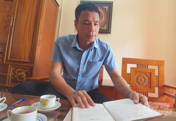 Chủ tịch xã Hiền Thành Lê Văn Kiêm giới thiệu sơ bộ về lịch sử quê hương. Ảnh: Võ Dũng.
