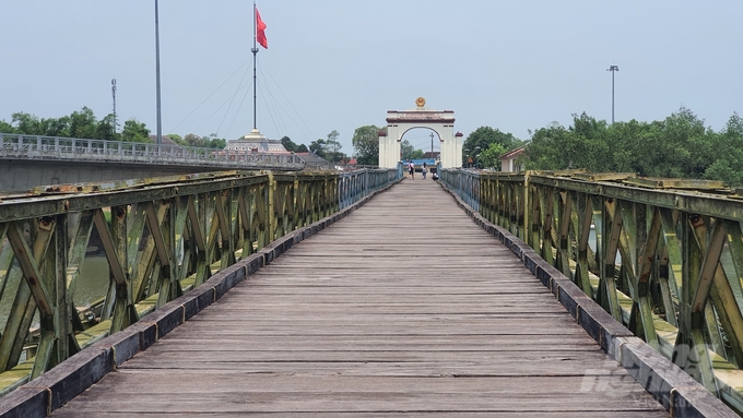 Hai màu sơn xanh - vàng được tái dựng như thời kỳ cây cầu được chọn làm mốc giới...
