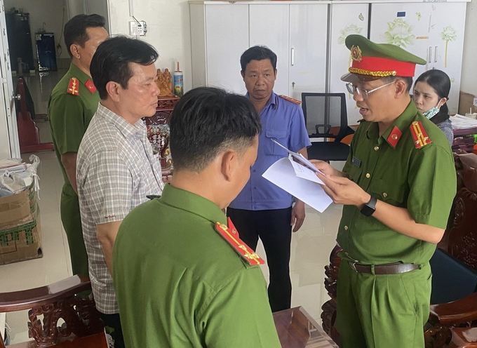 Cơ quan CSĐT tống đạt quyết định khởi tố đối với bị can Đặng Quốc Việt. Ảnh: Trọng Linh.