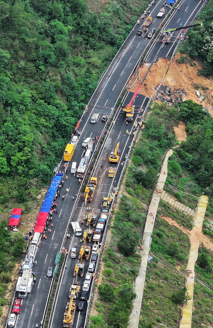 Ảnh chụp từ trên cao cho thấy lượng cứu hộ đang làm việc tại hiện trường vụ sập đường cao tốc Mai Châu - Đại Bồ ở tỉnh Quảng Đông, miền Nam Trung Quốc. Ảnh: Xinhua.