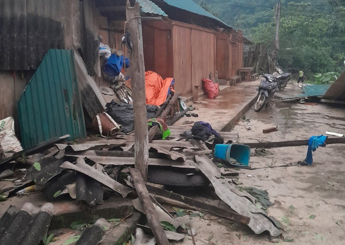 Thiệt hại do trận dông lốc đêm 30/4, rạng sáng 1/5 tại tỉnh Yên Bái ước khoảng 1 tỷ đồng.
