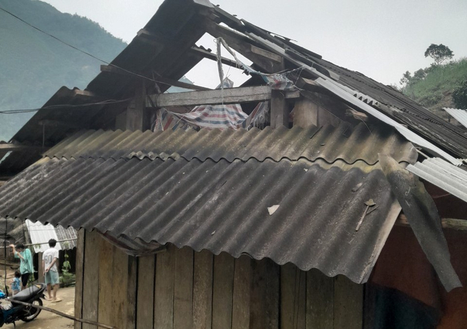 Có 76 ngôi nhà ở các huyện Trấn Yên và Lục Yên bị tốc mái do gió lốc.