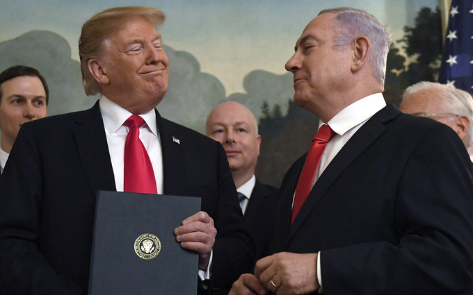 Cựu Tổng thống Donald Trump và Thủ tướng Benjamin Netanyahu ký tuyên bố công nhận Cao nguyên Golan là một phần lãnh thổ của Israel tại Nhà Trắng hồi tháng 3/2019. Ảnh: AP.