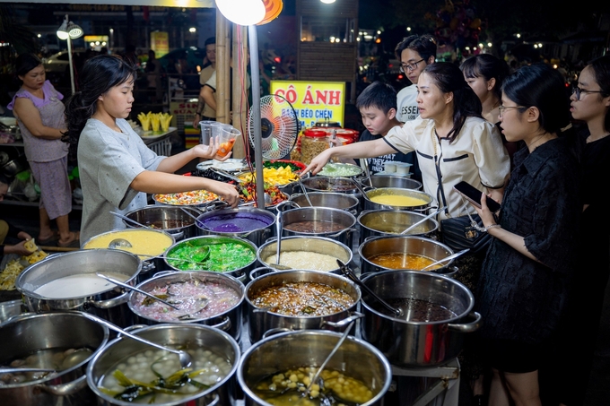 Nhiều du khách chọn Huế vì giá cả dịch vụ rẻ, ẩm thực phong phú, đa dạng. Ảnh: Hoàng Lê.