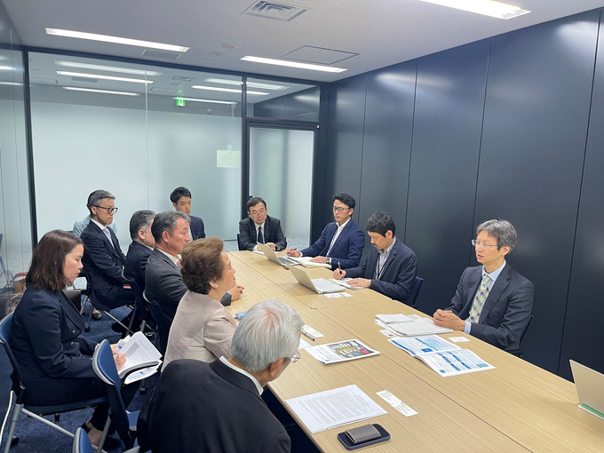 Ông Takashi Yanai và bà Nguyễn Thị Nga thảo luận cùng ông Hajime Wakuda tại Tokyo, Nhật Bản ngày 24/4/2024.