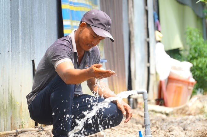 One of the immediate and long-term solutions to the water source problem in the Mekong Delta is to change people's awareness of water use. Photo: Kim Anh.
