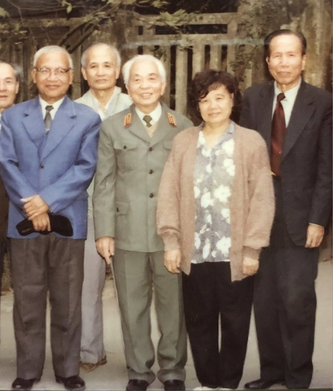 Từ trái qua phải: Đại tá Nguyễn Văn Hiếu, Đại tá Lê Trọng Nghĩa, Đại tướng Võ Nguyên Giáp, phu nhân Đặng Bích Hà. Ảnh: Tư liệu.