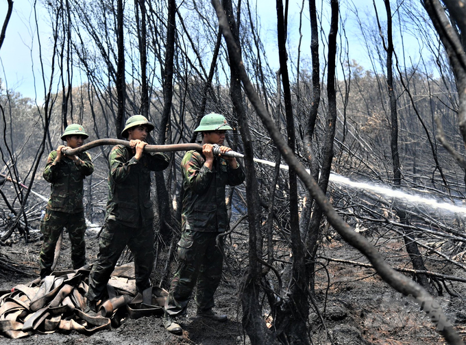 UBND tỉnh Kiên Giang chỉ đạo duy trì các lực lượng để tiếp tục chữa ngún, kiên quyết không để đám cháy bùng phát trở lại. Ảnh: Trung Chánh.