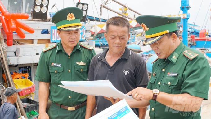 The Ba Ria - Vung Tau Border Guard Command strengthens inspection and propaganda of regulations against IUU fishing for fishermen. Photo: Le Binh.