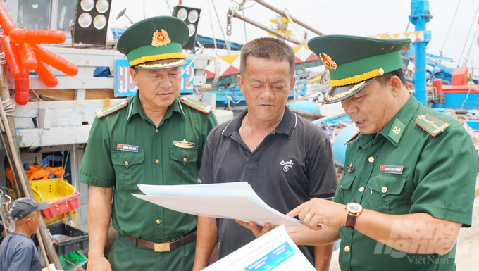 Bộ Chỉ huy Bộ đội biên phòng Bà Rịa - Vũng Tàu tăng cường kiểm tra và tuyên truyền các quy định về chống khai thác IUU cho ngư dân. Ảnh: Lê Bình.