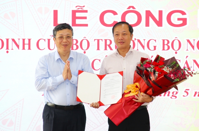 Thứ trưởng Hoàng Trung (trái) trao Quyết định của Bộ NN-PTNT bổ nhiệm ông Nguyễn Quang Hiếu, Trưởng phòng Hợp tác quốc tế và Truyền thông (Cục Bảo vệ thực vật) giữ chức Phó Cục trưởng Cục Bảo vệ thực vật. Ảnh: Trung Quân.