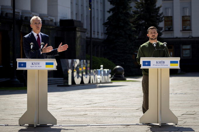 Tổng thống Ukraine Volodymyr Zelensky và Tổng thư ký NATO Jens Stoltenberg tại cuộc họp báo ở Kiev hôm 29/4. Ảnh: Reuters.