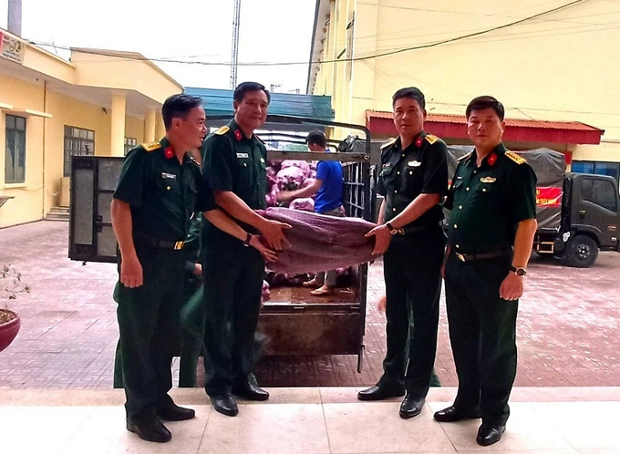 Trong chiều 2/5, huyện Nậm Pồ đã hoàn thành vận chuyển 60 tấn bí xanh đưa về các bếp ăn phục vụ cán bộ, chiến sĩ và các lực lượng tham gia diễu binh, diễu hành. Ảnh: Phương Linh.