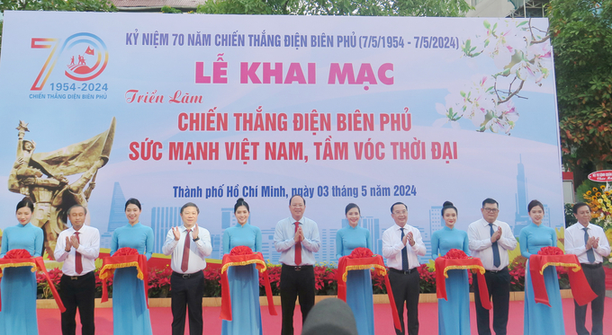 Các đại biểu cắt băng khai mạc triển lãm 'Chiến thắng Điện Biên Phủ - Sức mạnh Việt Nam, tầm vóc thời đại'. Ảnh: M.H.