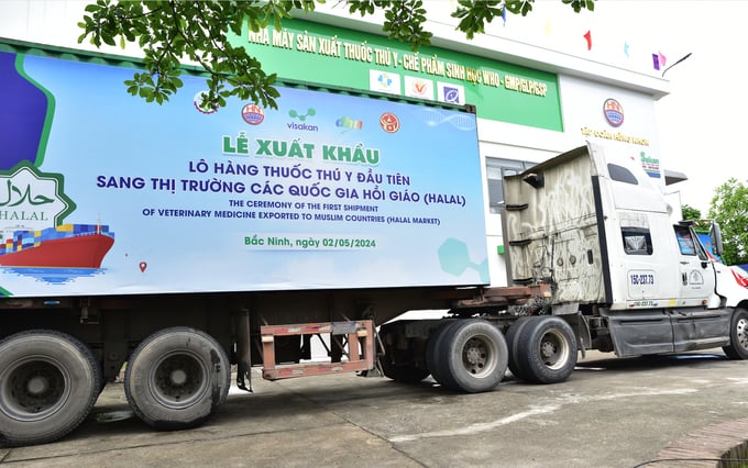 Visakan's first export shipment of veterinary medicine to the Halal market. Photo: Minh Phuc.