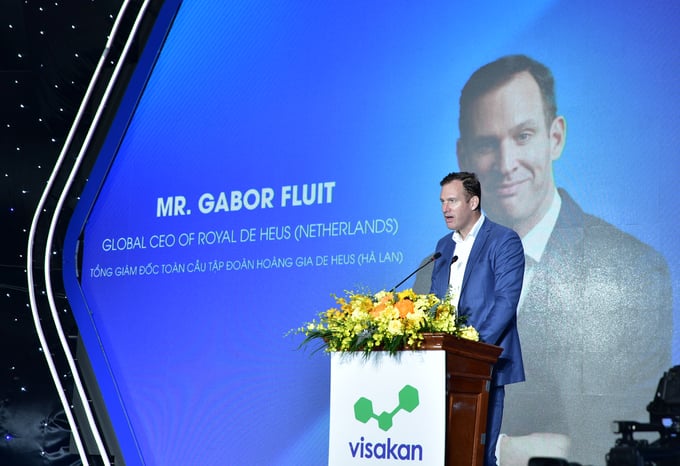 Mr. Gabor Fluit, Global CEO of Royal De Heus, commits to using Visakan's veterinary products to establish disease-safe farming areas, with a focus on antibiotic-free farming, in De Heus farms. Photo: Minh Phuc.