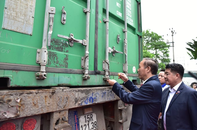 Deputy Minister Phung Duc Tien securing the lead seal on the container of Visakan's first veterinary medicine shipment to the Halal market. Photo: Minh Phuc.