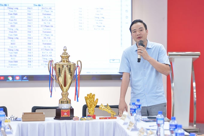 Ông Nguyễn Tất Tùng, Chủ tịch Hội đồng Quản trị Natrumax chia sẻ những cam kết, hỗ trợ của doanh nghiệp với thể thao nói chung và Summer League 2024 nói riêng. Ảnh: Bá Thắng.