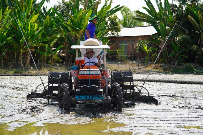 In addition to technical support, farmers participating in the pilot model of the 1 million hectares of high-quality rice project will receive 100% support for materials and infrastructure. Photo: Kim Anh.