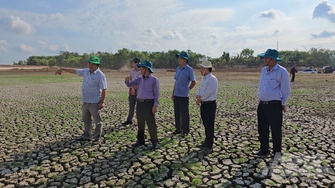 Ông Trần Đình Minh, Phó giám đốc phụ trách Sở NN-PTNT tỉnh Đồng Nai, dẫn đầu đoàn kiểm tra liên ngành tại hồ Sông Mây. Ảnh: Minh Sáng. 