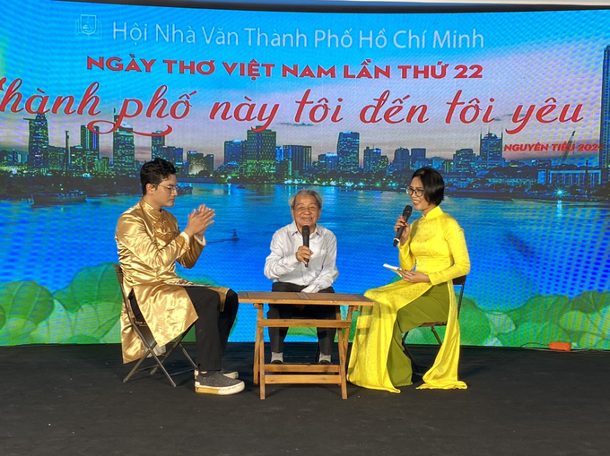 Nhà thơ Hoài Vũ (giữa) giao lưu với công chúng Ngày Thơ Việt Nam 2024.