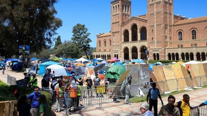 Sinh viên dựng trại biểu tình ủng hộ Palestine trong khuôn viên Đại học California (ULCA) hôm 25/4 tại Los Angeles. Ảnh: LA Times.