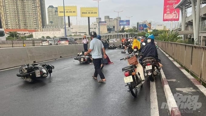 Tại cầu Sài Gòn, trời mưa đường trơn trượt vào sáng ngày 4/5 khiến nhiều người bị té ngã. Ảnh: Trần Phi.