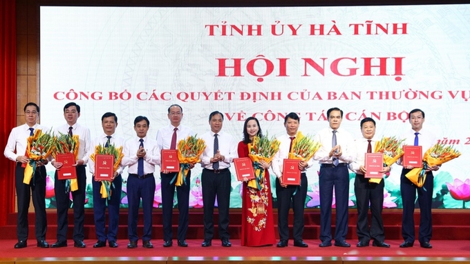 Bí thư Tỉnh ủy và Chủ tịch UBND tỉnh Hà Tĩnh trao quyết định điều động, luân chuyển, bổ nhiệm cho các cán bộ. Ảnh: BHT.