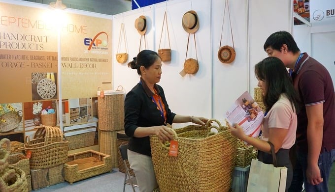 The export of wood products, furniture, and handicrafts in the first months of the year showed many positive signs. Photo: Nguyen Thuy.