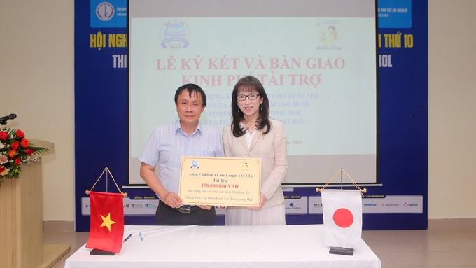 Cô Kayuzo Watanabe, Chủ tịch Hội Asian Children’s Care League trao bảng tượng trưng cho lãnh đạo Bệnh viện Trung ương Huế. Ảnh: BVH.
