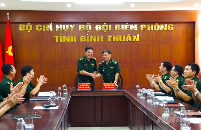 Đại tá Đặng Cao Đạt, Chỉ huy trưởng Bộ đội Biên phòng Bà Rịa - Vũng Tàu (bên trái) và Đại tá Chu Văn Tấn, Chỉ huy trưởng Bộ đội Biên phòng Bình Thuận (bên phải) ký kết biên bản làm việc giữa hai đơn vị. Ảnh: Quang Tiến.