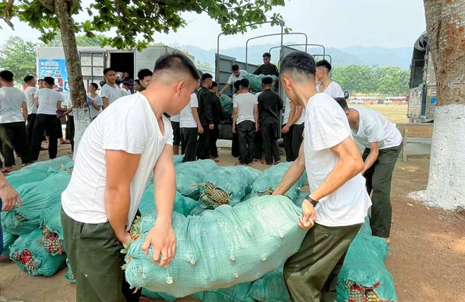 Người Điện Biên đồng loạt tặng đặc sản cho lực lượng diễu binh, diễu hành tham gia Lễ kỷ niệm 70 năm Chiến thắng Điện Biên Phủ. Ảnh: UBND Huyện Mường Chà.